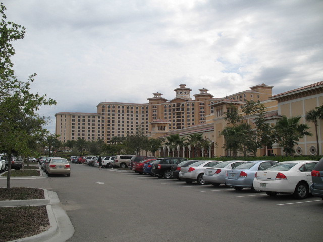 Rosen Hotels and cars lined up outside.